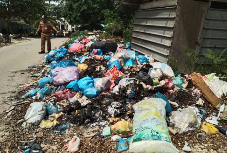 Pemandangan Tak Sedap di Sagulung, Sampah Meluber ke Bahu Jalan