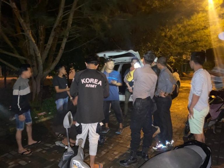 Polisi Bubarkan Remaja yang Nongkrong hingga Larut Malam