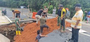 Jadi Akses Utama, Warga Minta Jalan Amblas di Km 32 Cikolek, Toapaya Segera Diperbaiki