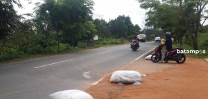 Diduga Melebihi Kapasitas Angkut, Muatan Truk Jatuh di Jalan