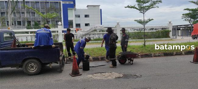 BP Batam Tambal 5 Titik Lubang di Jalan Orchard Park