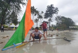 Miniatur Perahu Layar asal Bintan Jadi Oleh-oleh Turis saat Kembali ke Negaranya