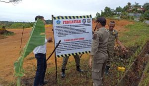 Tak Miliki Izin, Satpol PP Segel Lokasi Lahan Pembangunan Perumahan di Tanjunguban Milik PT Putra Karya Bintan