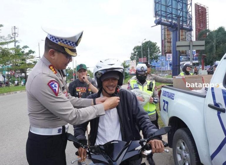 Ditlantas Polda Kepri Bagikan Helm SNI 