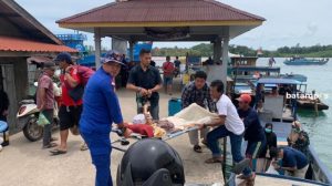 Polisi Bantu Evakuasi Lansia yang Sakit di Kijang