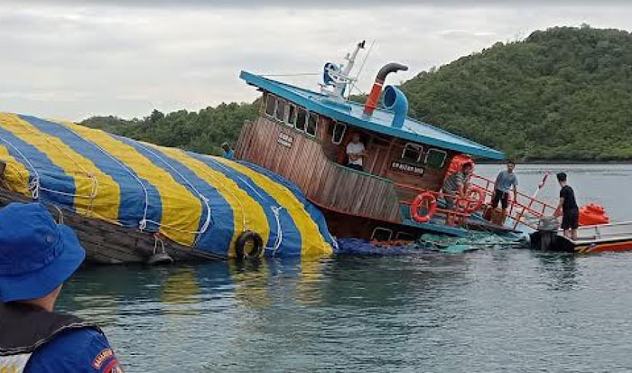 Kapal Pembawa Kelapa Kandas di Perairan Belakang Padang