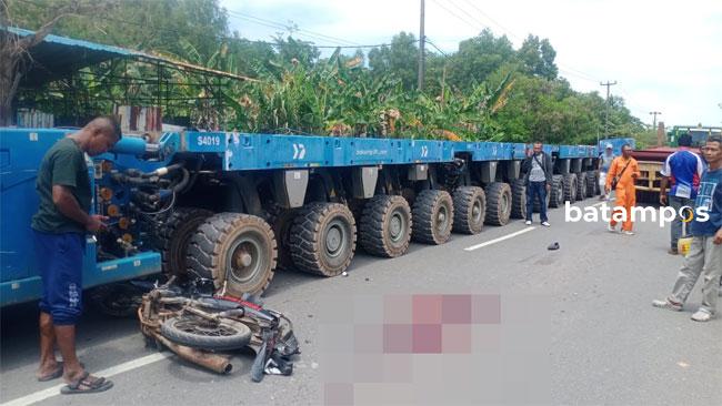 Ini Penyebab Pemotor Kecelakaan dan Tewas Terlindas Trailer