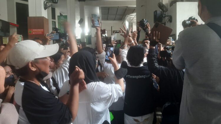 Bharada E Mendapat Vonis Ringan, Pendukung Bersorak Gembira