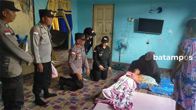 Polsek Belakangpadang Berbagi ke Masyarakat Kurang Mampu dan Lumpuh