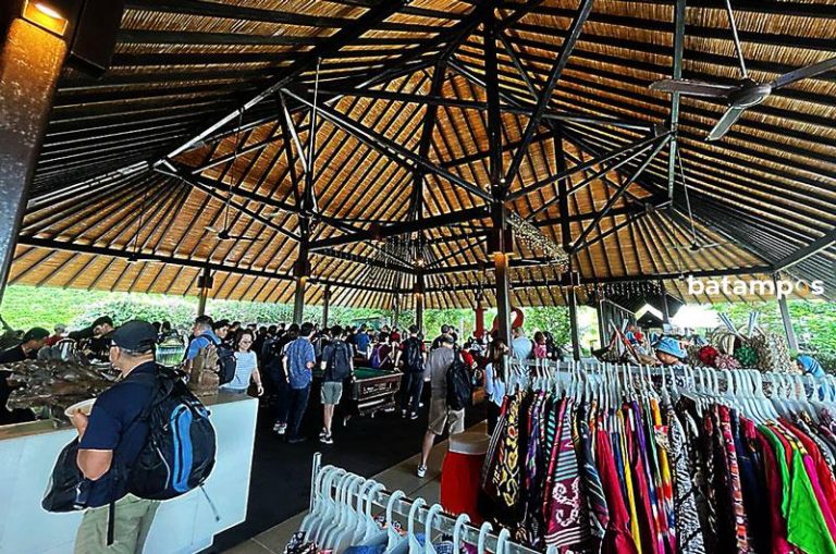 Turis Antusias Beli Kue Lapis dan Suvenir