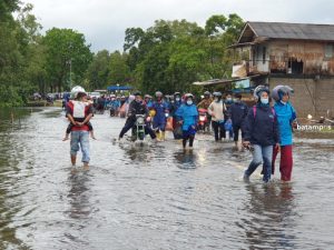 Banjir di jalan menuju Kawasan Industri Lobam, Bintan, Pekerja Banyak Tinggalkan Motor dan Pilih Jalan Kaki