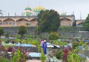 Hujan Deras, Batu Miring di TPU Kamboja Longsor