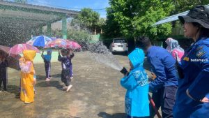 Damkar Tanjunguban Kenalkan Peralatan Damkar dan Edukasi Bahaya Kebakaran Sejak Dini ke Siswa TK Bhakti Awlya