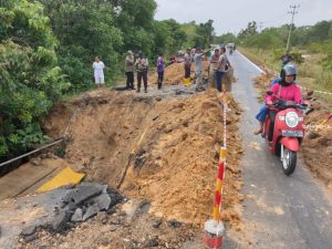 Amblas, Ruas Jalan Lintas Barat di Desa Busung Dibongkar, Akses Mobil Dialihkan ke Jalan Lama
