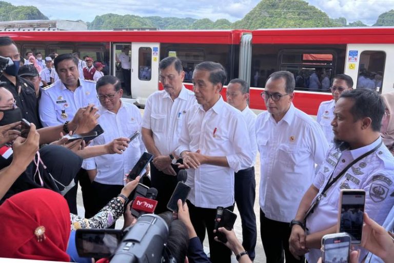 Jokowi Resmikan Kereta Api Trans Sulawesi