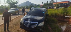 Pekerja Pengatur Lalu Lalang Kendaraan Proyek Kritis Setelah Ditabrak Mobil di Jalan Lintas Barat