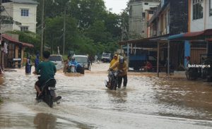 Hujan Deras Guyur Tanjunguban, 13 Ruas Jalan dan Pemukiman Warga Dilanda Banjir