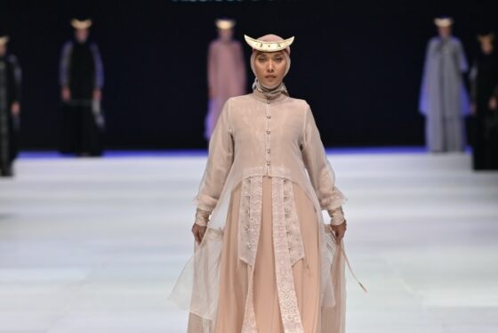 Fresh & Elegan dengan Baju Muslim dari Kain Tenun NTT