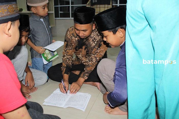 Anggota DPRD Kepri Syahid Ridho Serahkan Bantuan untuk Masjid Syuhada dan Darul Muttaqin