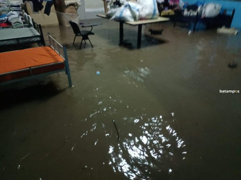 Selter Dinsos Batam Terendam Banjir, Penghuni Diungsikan