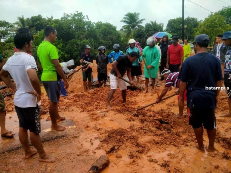 Sebabkan Pemukiman Terendam Banjir, Timbunan Jalan Amblas di Galang Dibuka