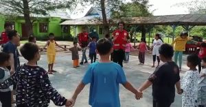 Relawan PMI Bangkitkan Keceriaan Anak-Anak di Pengungsian Korban Longsor Serasan