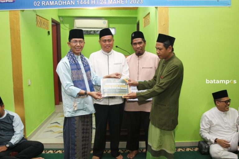 Safari Ramadan, Amsakar Serahkan Bantuan Rp 50 Juta untuk Masjid di Sagulung