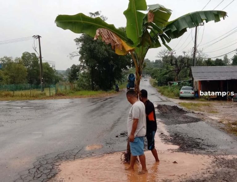 Korban Berjatuhan, Warga Desak Jalan Rusak Segera Diperbaiki