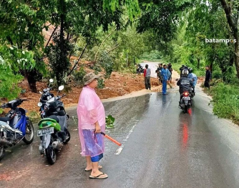 Cegah Longsor Susulan di Seibeduk, Warga Minta Pemasangan Batu Miring