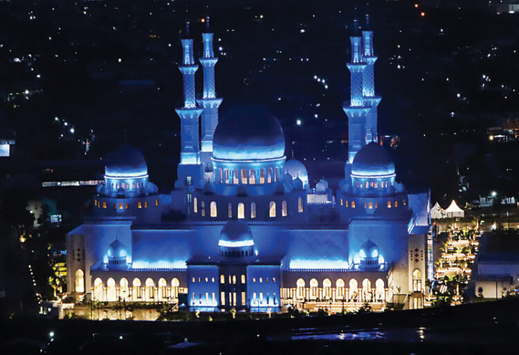 Merasakan Kesejukan dan Kedamaian di Masjid Raya Sheikh Zayed Solo