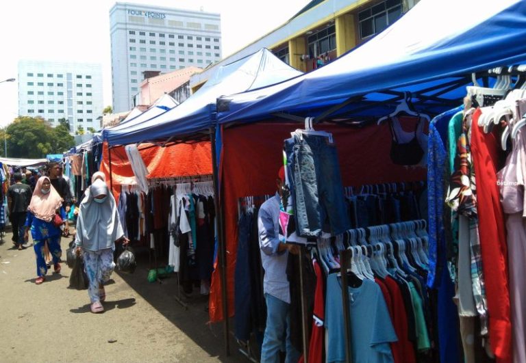 Incar Importir Pakaian Bekas di Pintu Masuk, Pedagang Belum Tersentuh