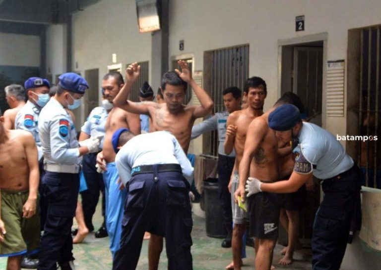 Polisi dan Sipir Geledah Rutan Batam, Ini yang Ditemukan