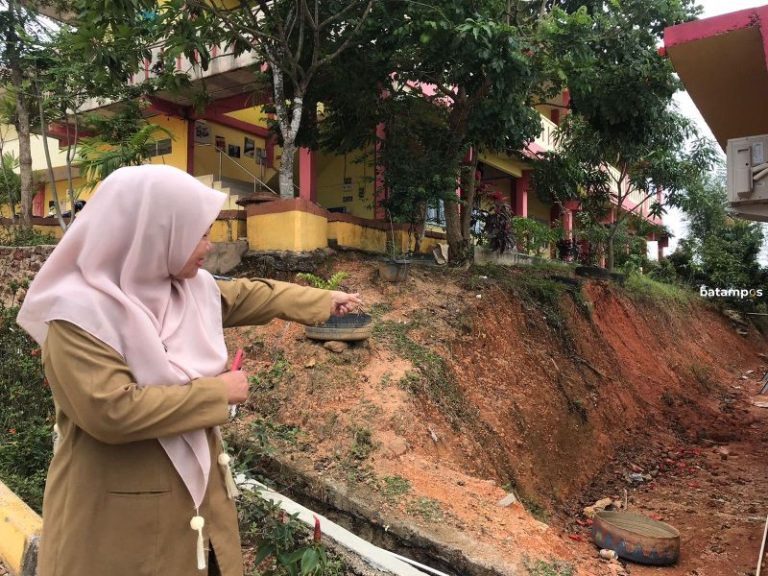 Rawan Longsor, Pembangunan Batu Miring di SMAN 21 Batam Dilakukan Bertahap