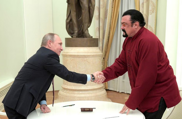 Steven Seagal Terima Penghargaan Kemanusiaan dari Rusia
