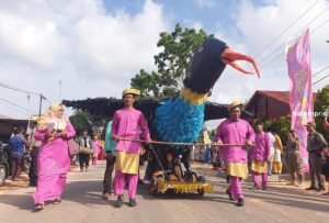 Pawai Ta’aruf STQH, Kafilah Kecamatan Teluk Sebong Tampilkan Replika Burung Ababil