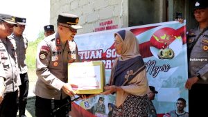 Polisi Bagikan Sembako ke Masyarakat Bintan yang Sulit Beli Bahan Kebutuhan Pokok karena Harga Naik