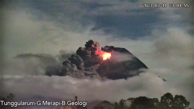 Merapi Kembali Luncurkan Awan Panas Guguran