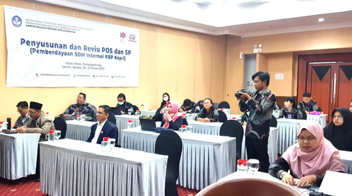 Kantor Bahasa Provinsi Kepri Memberdayakan SDM Internal melalui Penyusunan dan Reviu POS dan SP