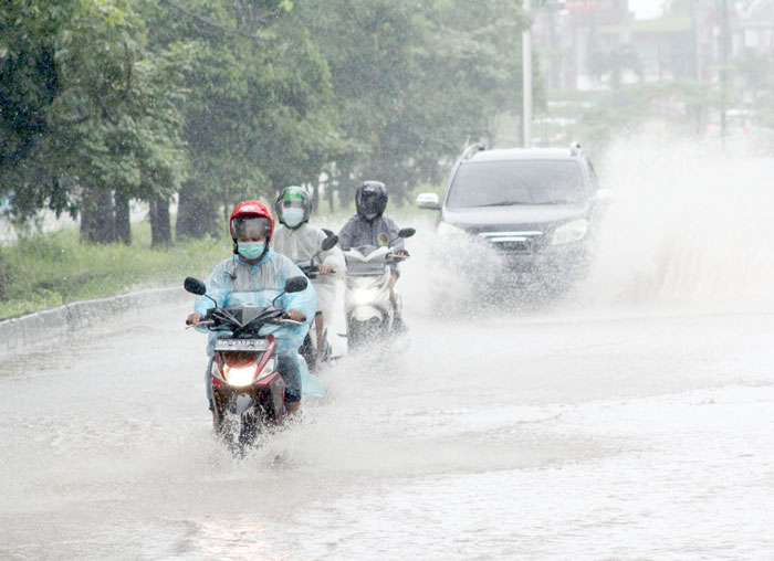Waspada Hujan Ringan dan Gelombang Tinggi