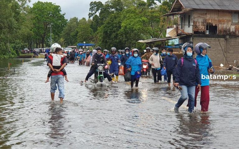 Jalan menuju Kawasan Industri Lobam, Bintan, Dilanda Banjir