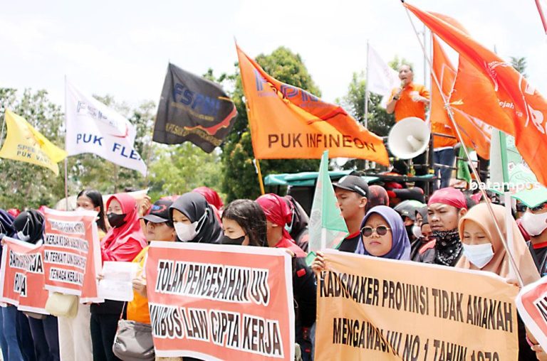 Pengusaha Menerima, Buruh Menolak