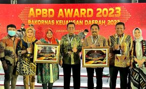 Gubkepri Terima 2 Penghargaan Sekaligus dari Kemendagri, Kategori Realisasi Belanja dan Peningkatan PAD Kepri Tertinggi Kedua se-Indonesia