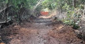 Masyarakat Perbaiki Jalan Kampung Sei Enam Darat, Kijang secara Swadaya
