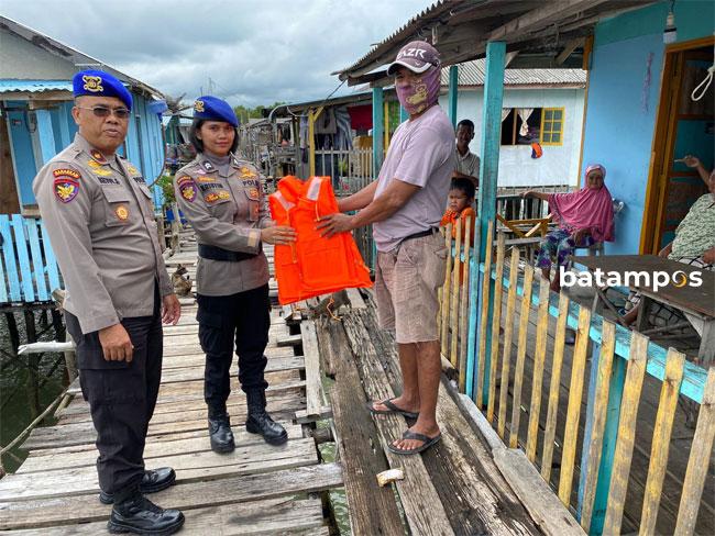 Ditpolairud Polda Kepri Bagikan 2 Ribu Paket Sembako dan 700 Jaket Pelampung