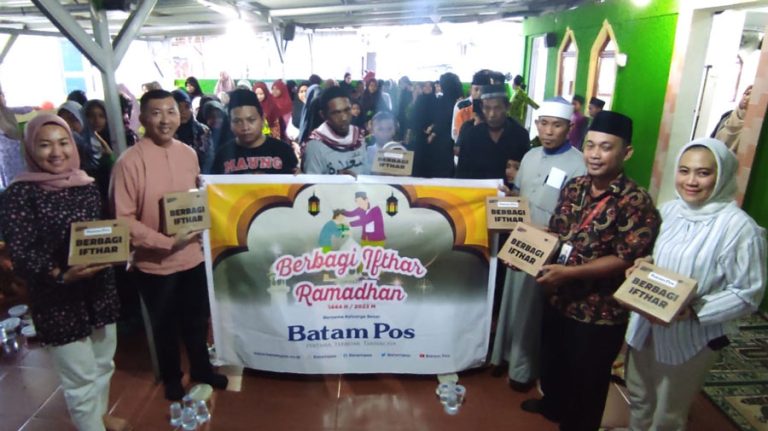 Berbagi Ifthar Ramadan Bersama, Batam Pos Bagikan 200 Paket Berbuka Puasa di Masjid Al Muhtadin Kampung Nanas