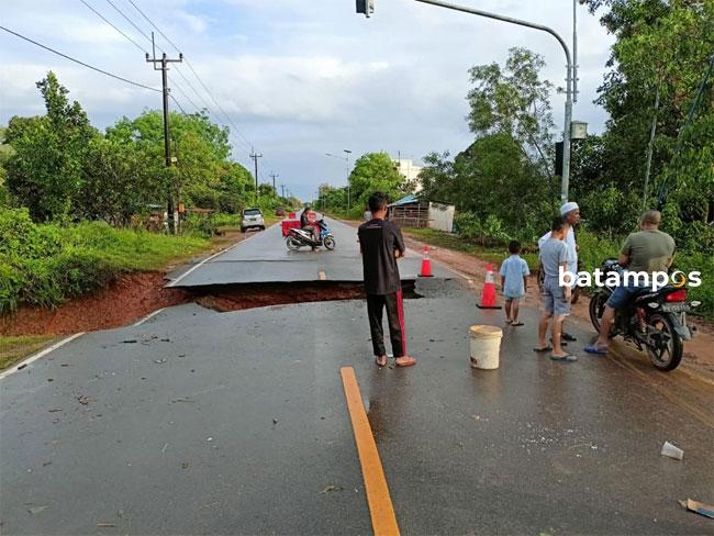 Tokoh Masyarakat Galang: Belum Ada Alat Berat yang Memperbaiki Jalan Trans Barelang