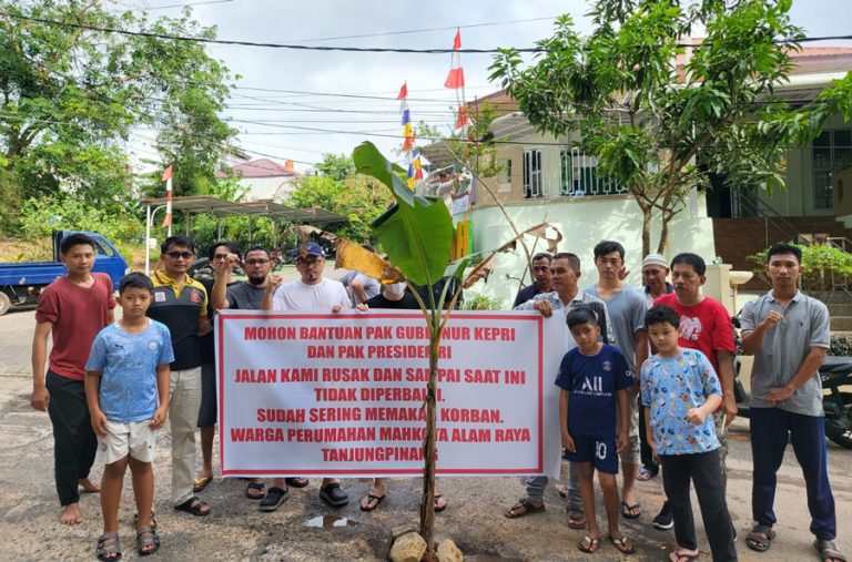 Warga Mahkota Alam Raya Tanam Pohon Pisang di Jalan Rusak