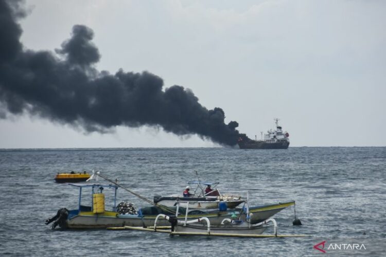 Kapal Tanker BBM Pertamina Terbakar, 14 Kru Selamat, 3 Orang Hilang