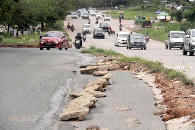 Jalan Laksamana Bintan Makin Rusak dan Bergelombang, Kini Ditambah Macet