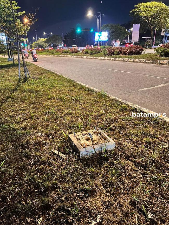 Tiang Beserta Lampu Hias di Depan Oxley One Avenue Batam Hilang Dicuri